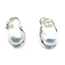 Pearl earring