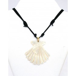 Mother of pearl shell pendant