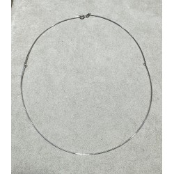 Semi-rigid necklace